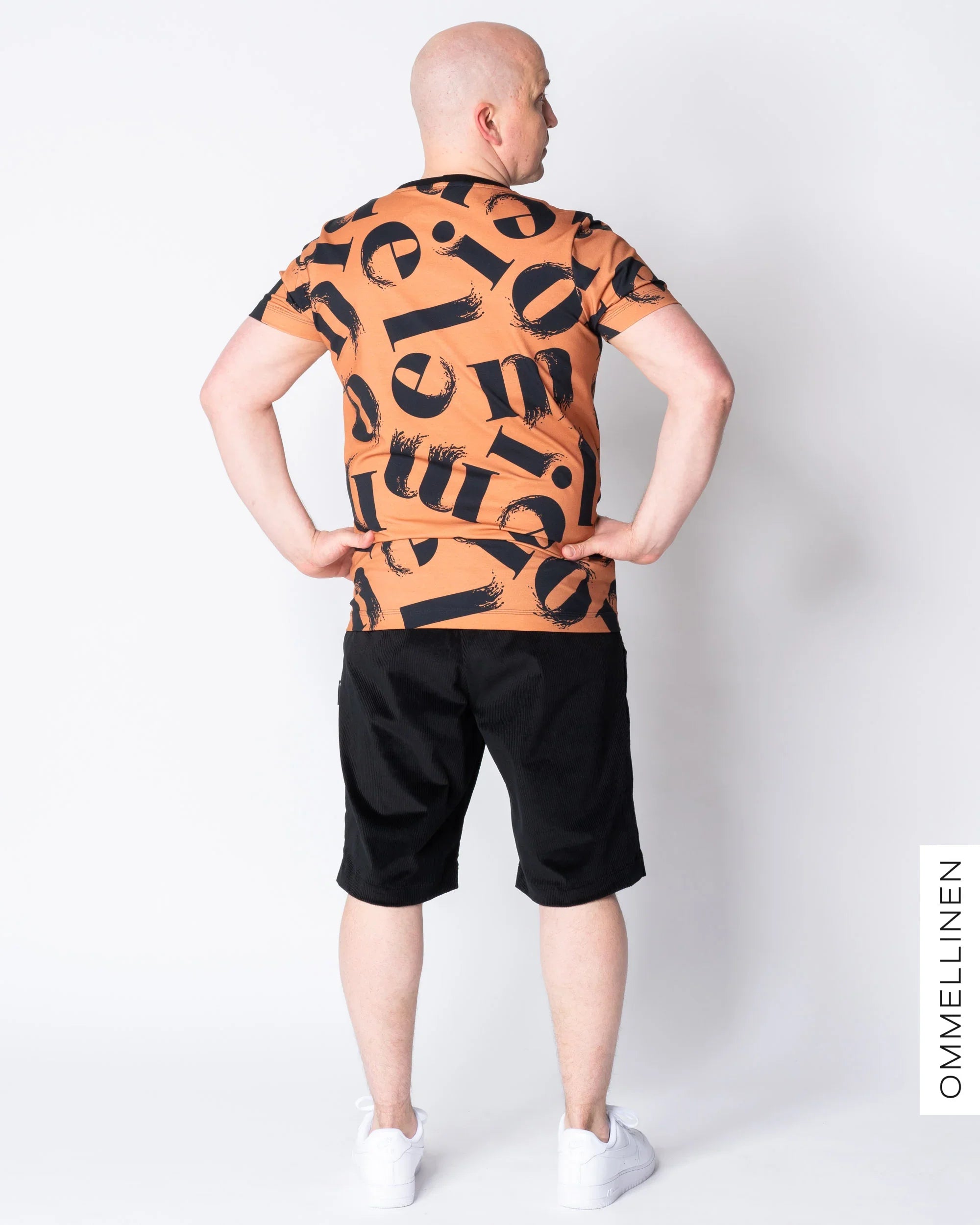 Miesten T-paita, Kirjaimet - ruskea, lievÀ II-laatu