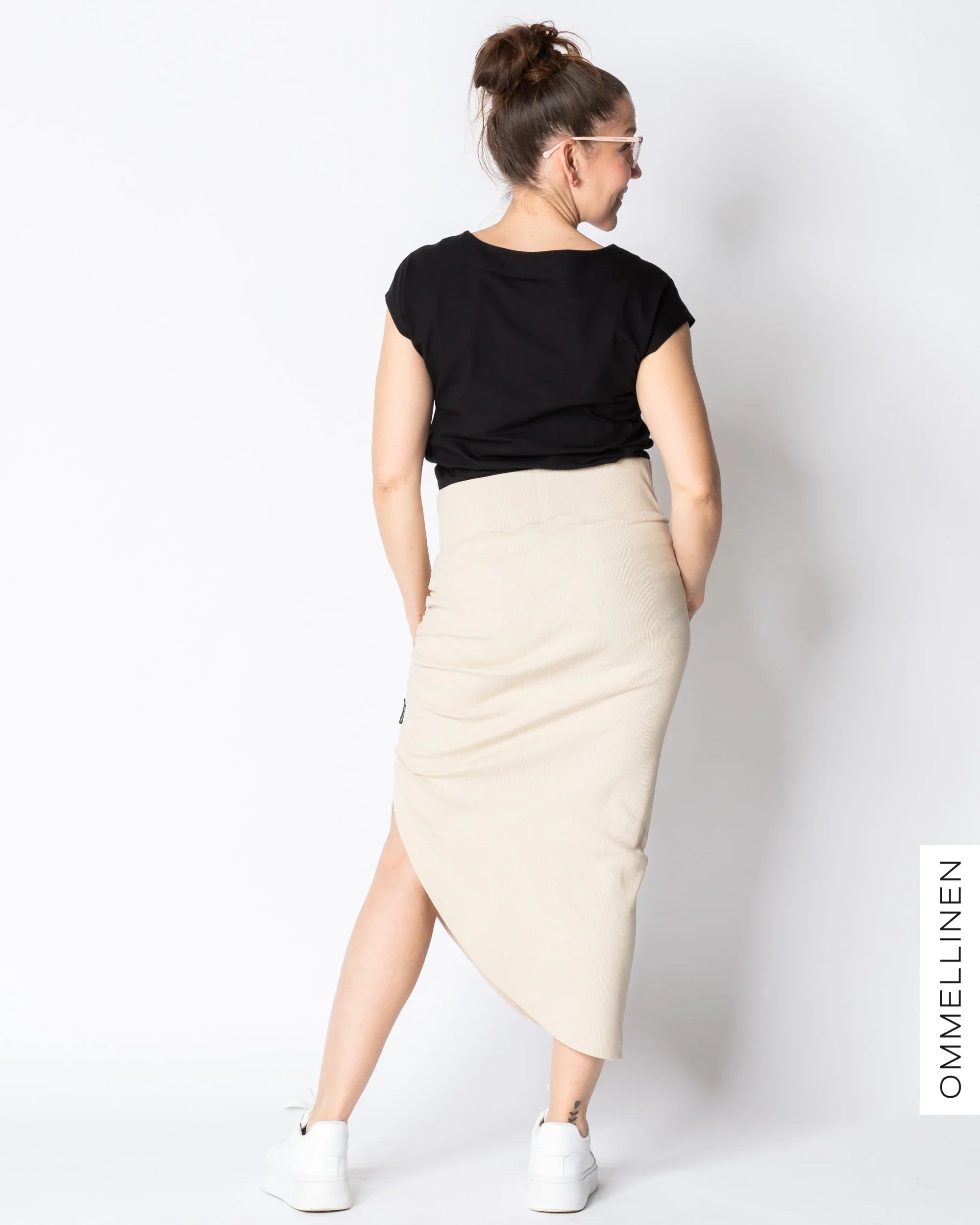 Moneksi-hame, hiekka