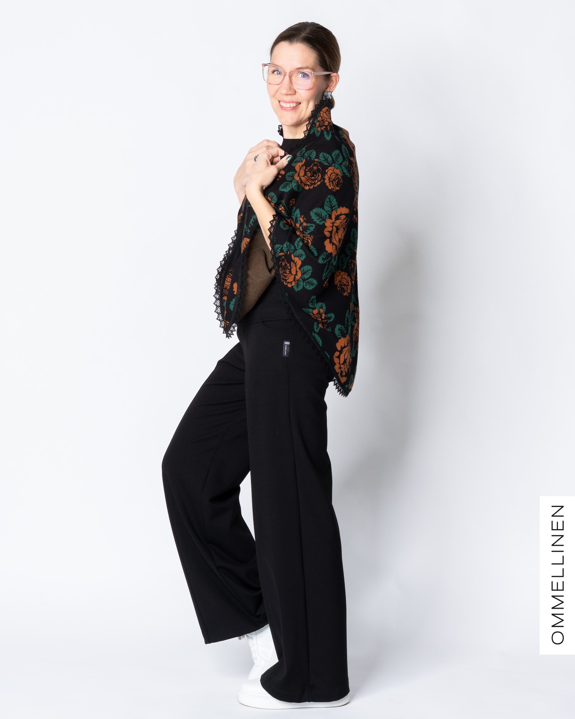 Kolmiohuivi, Babushka Roses - musta/ruskea