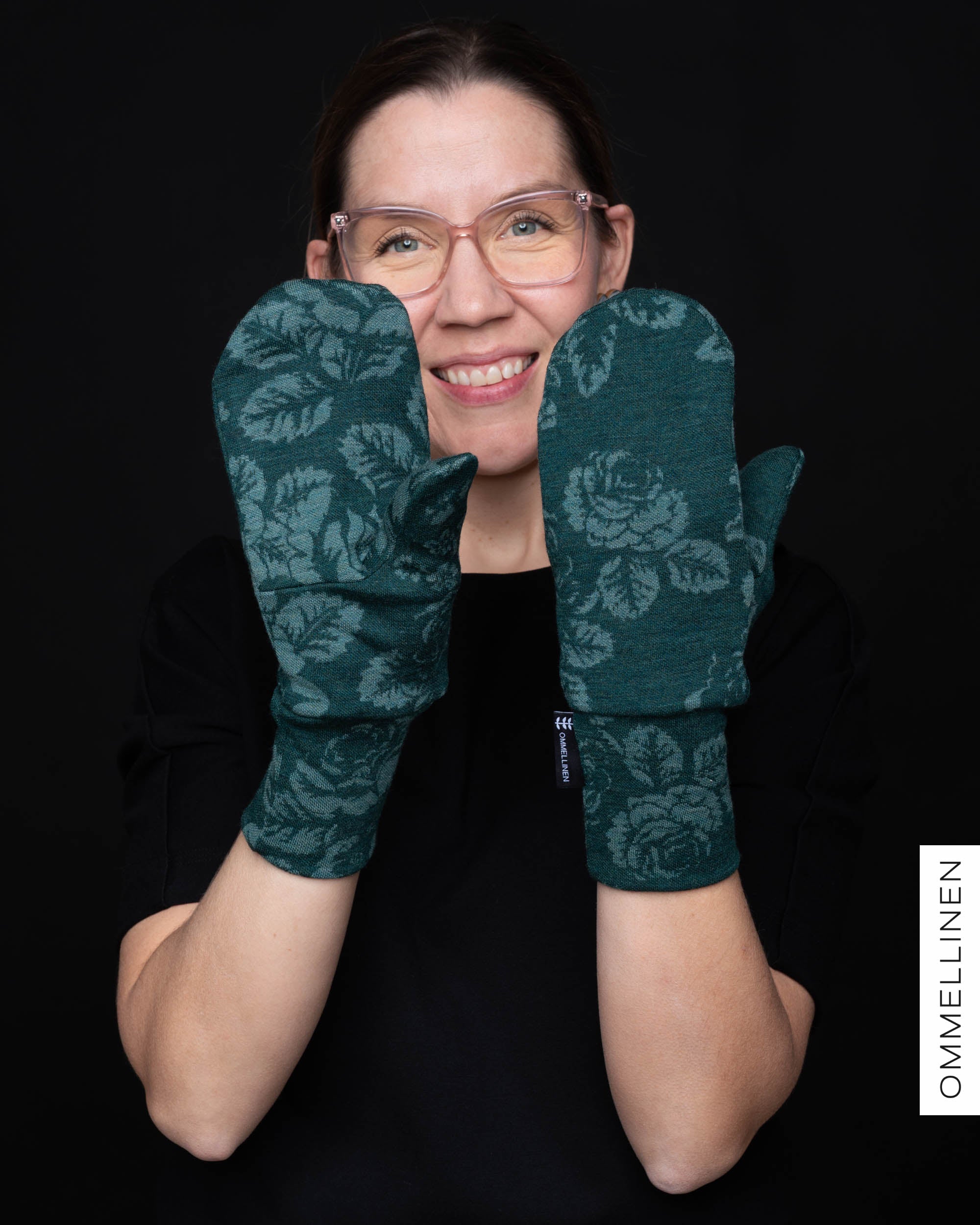 MERINO mittens, Babushka Roses - green