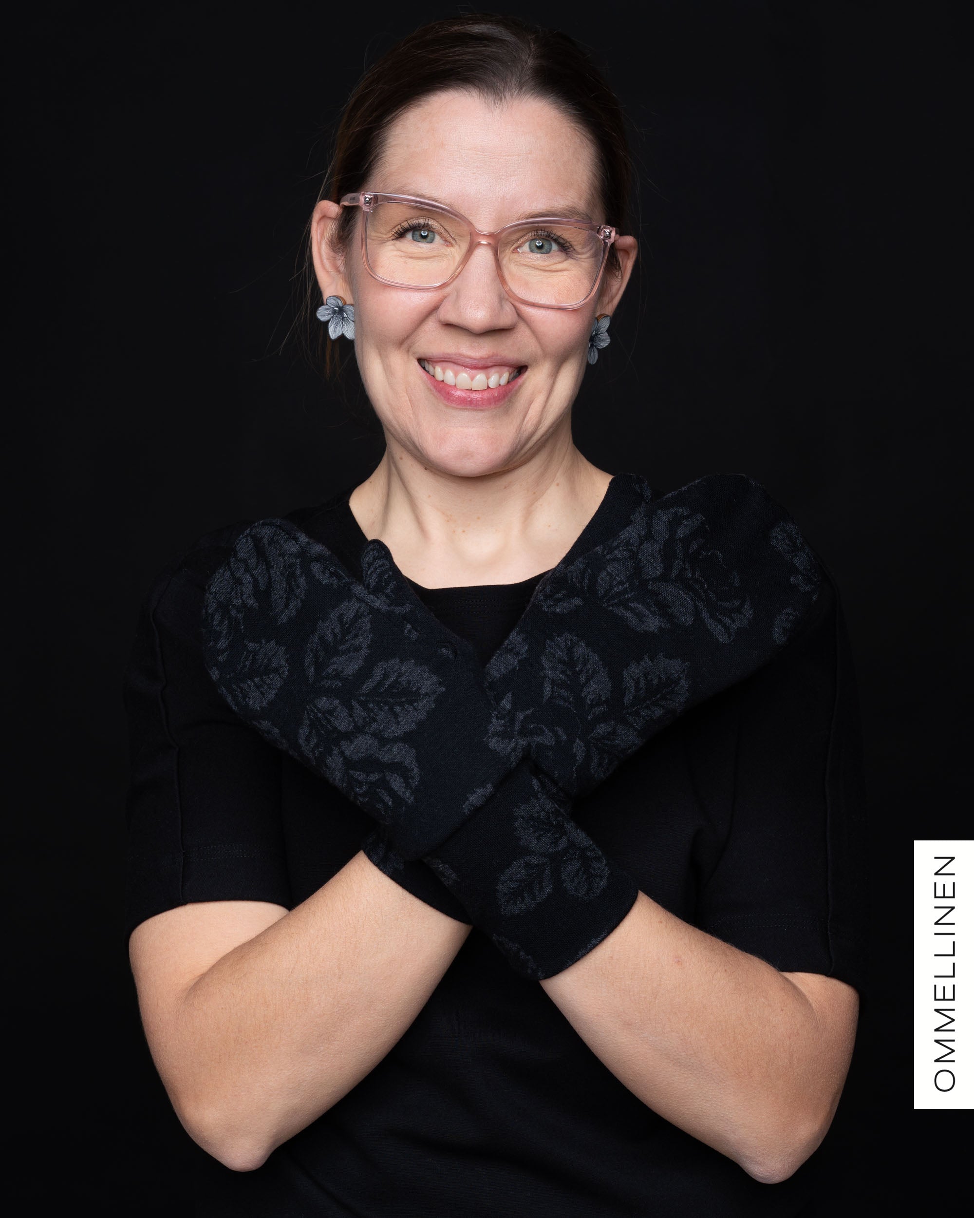 MERINO mittens, Babushka Roses - black/grey