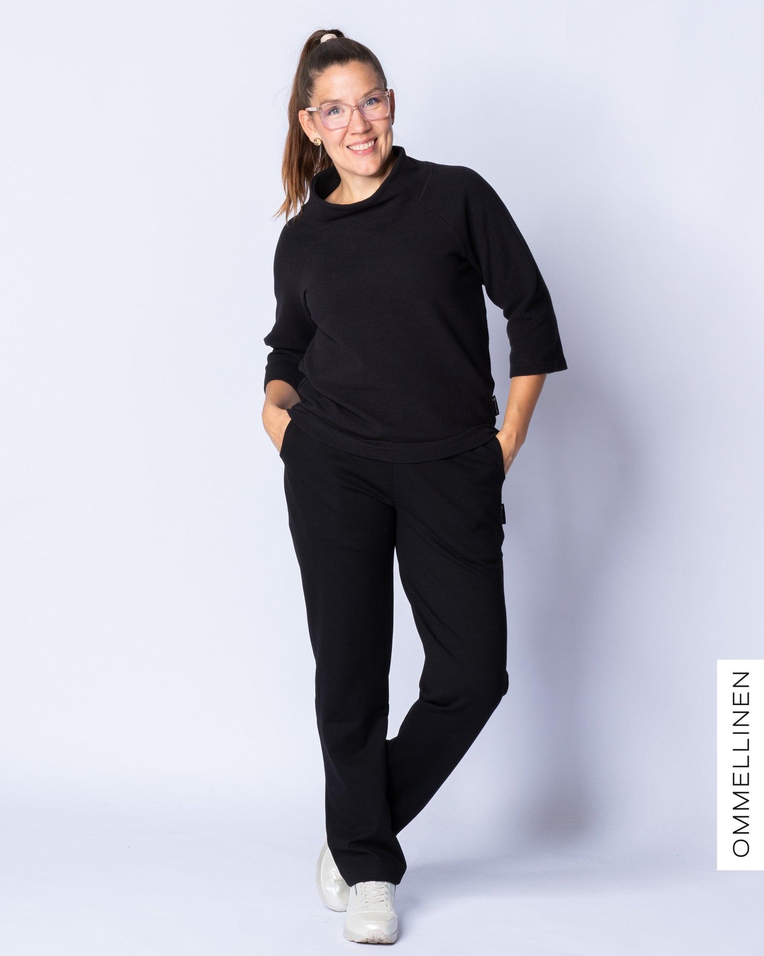 SÀrmÀ-paita, musta