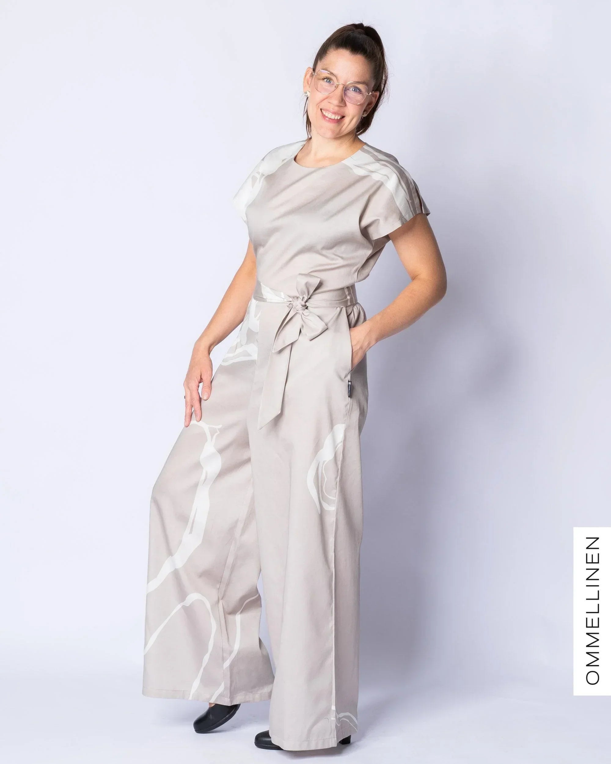 Pohjolan hirvi -haalari, beige - Ommellinen