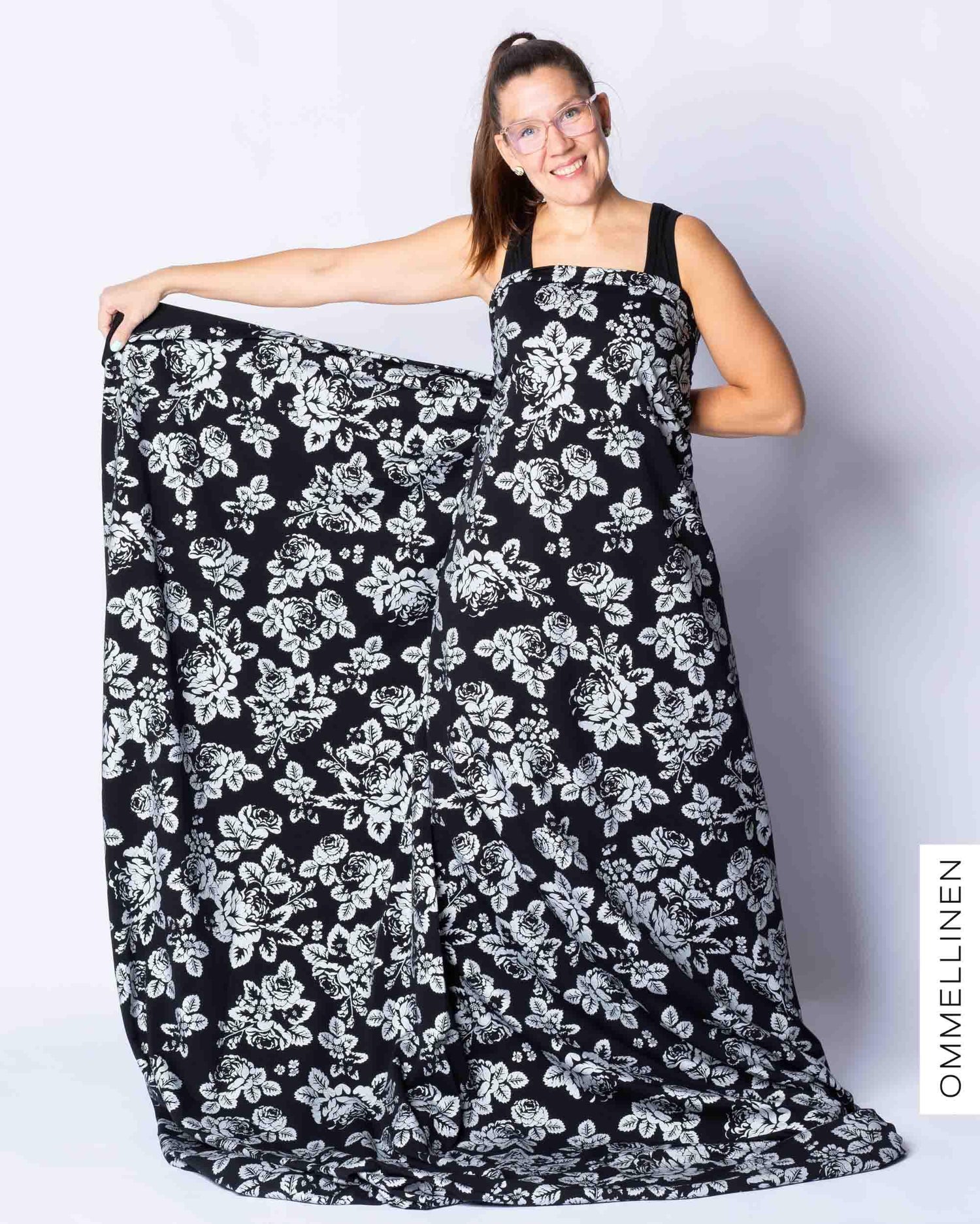 Glitter printed french terry - PRE-CUT, Babushka Roses - silver