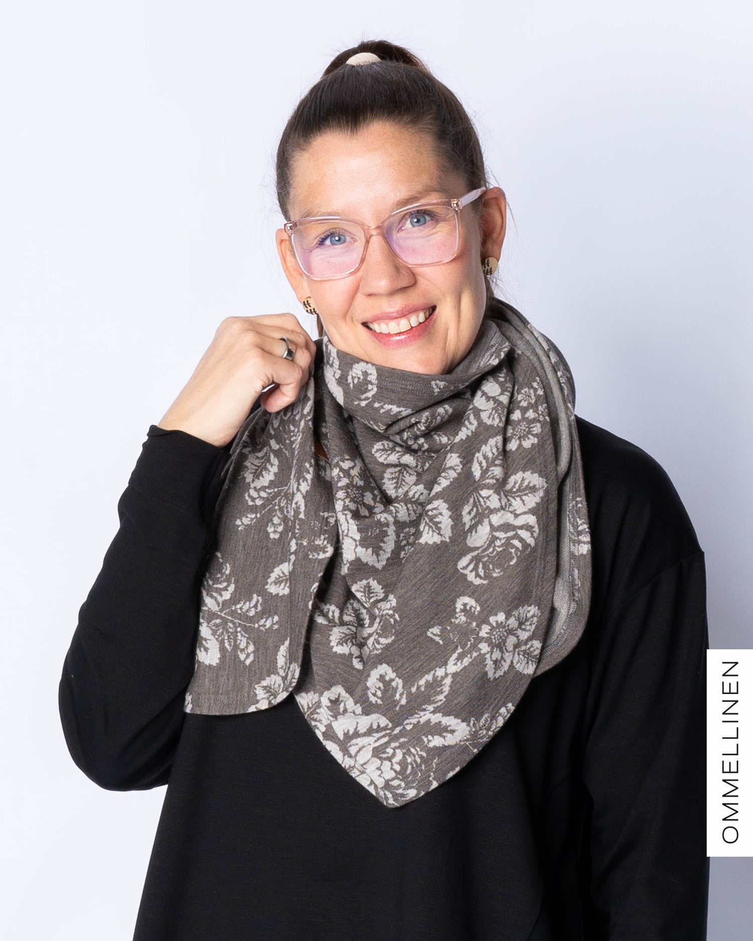 KOLMIO scarf, Babushka Roses - brown/sand