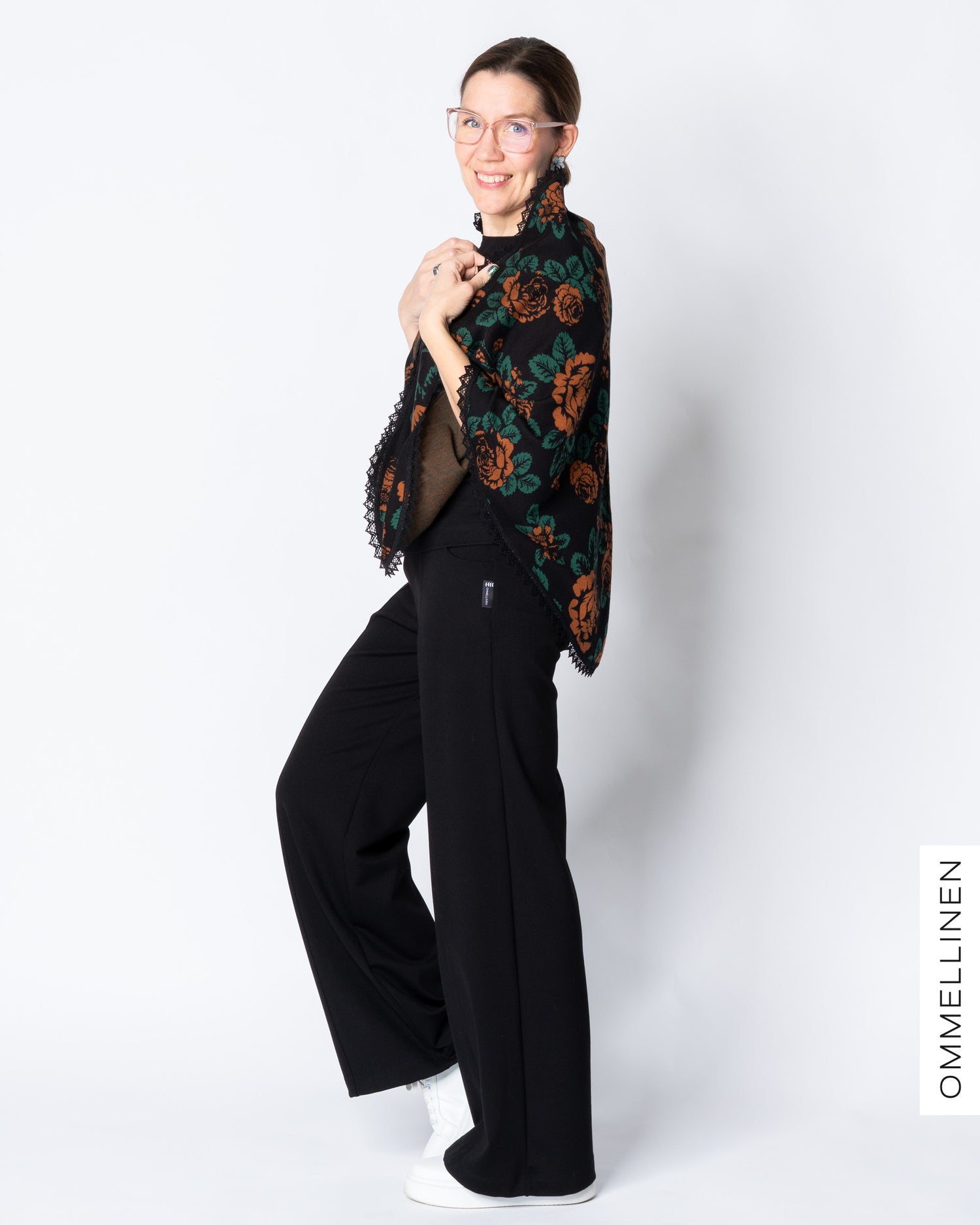 Kolmiohuivi, Babushka Roses - musta/ruskea