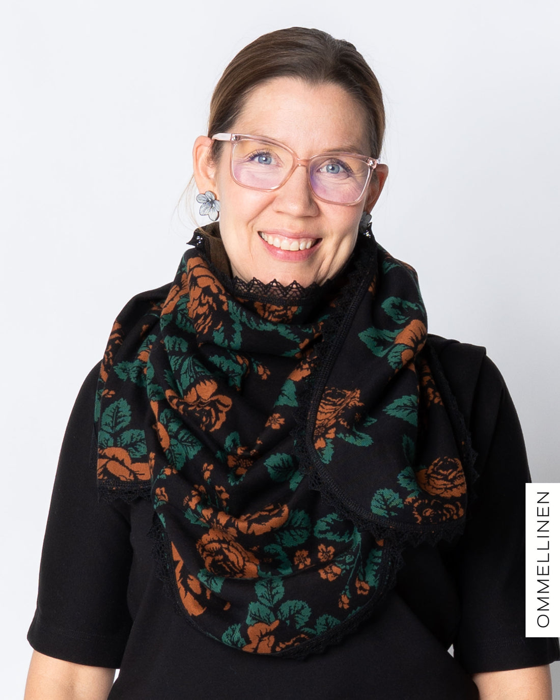 Kolmiohuivi, Babushka Roses - musta/ruskea