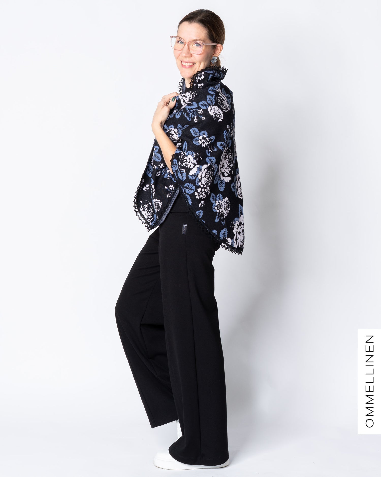 Kolmiohuivi, Babushka Roses - musta/sininen