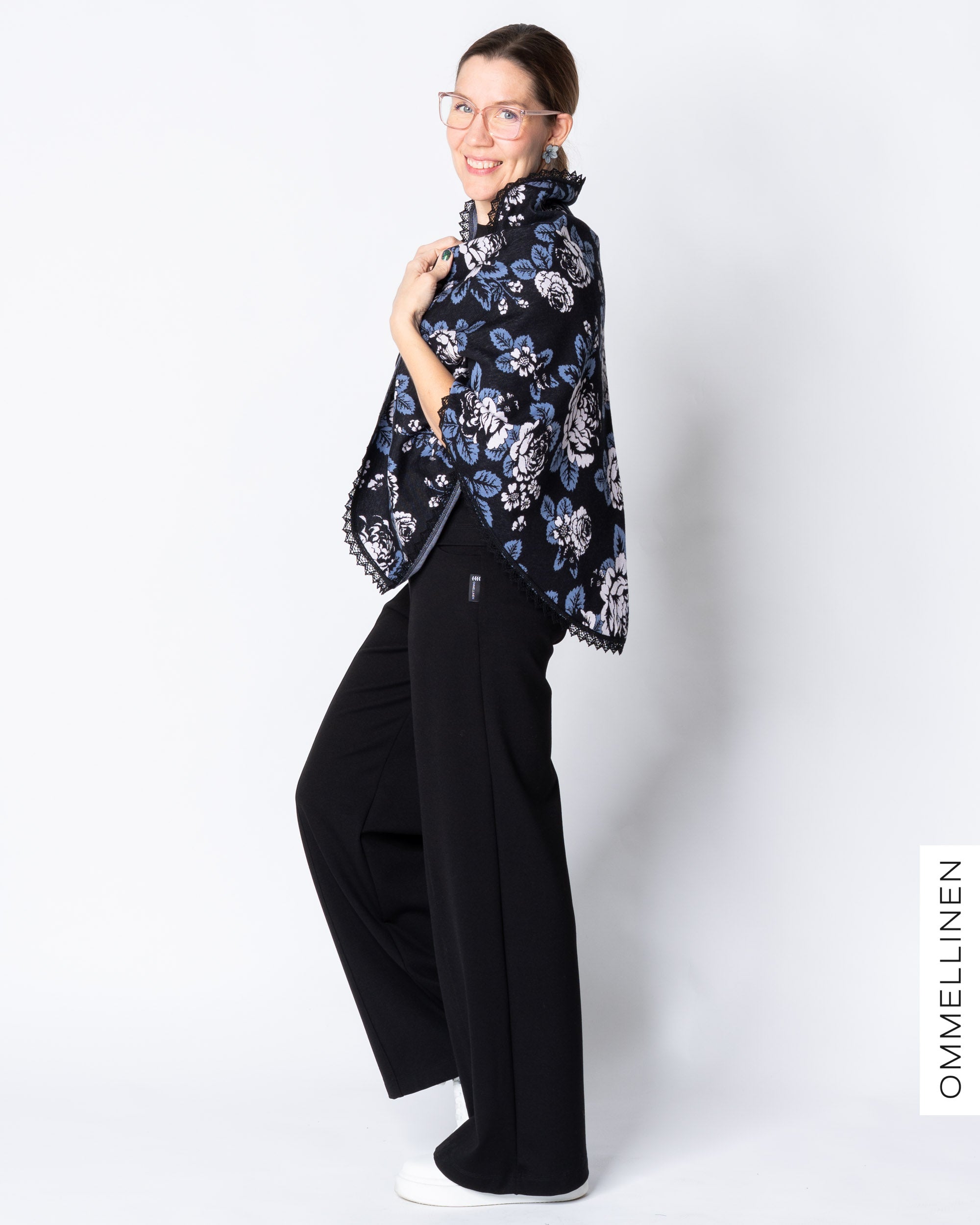 Kolmiohuivi, Babushka Roses - musta/sininen