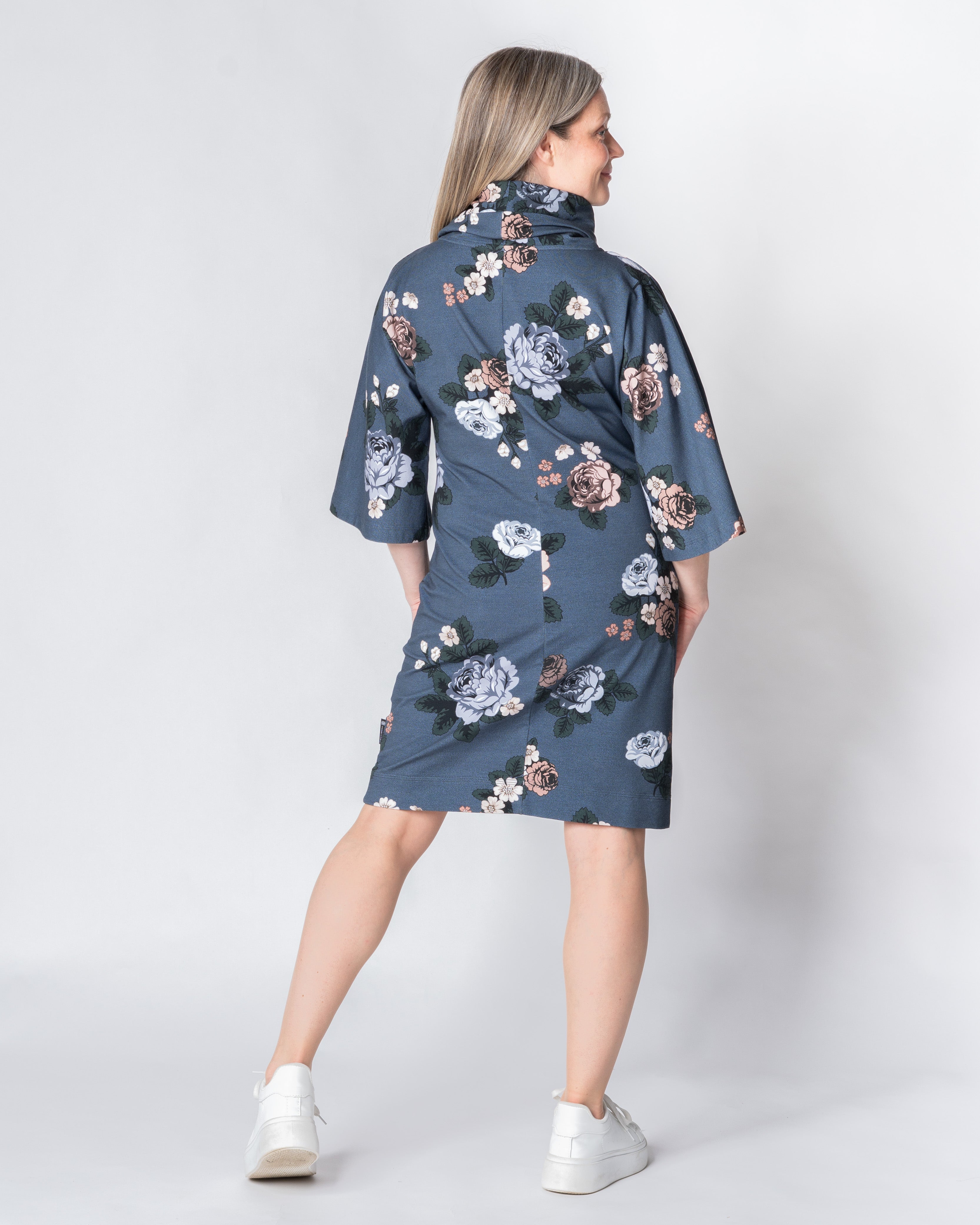Hulmutunika, Babushka Roses - mustikka