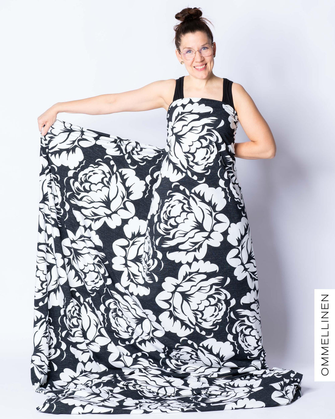 Digitrikoo, Babushka Roses JĂ€tti - musta/valkoinen, II-laatu - Ommellinen