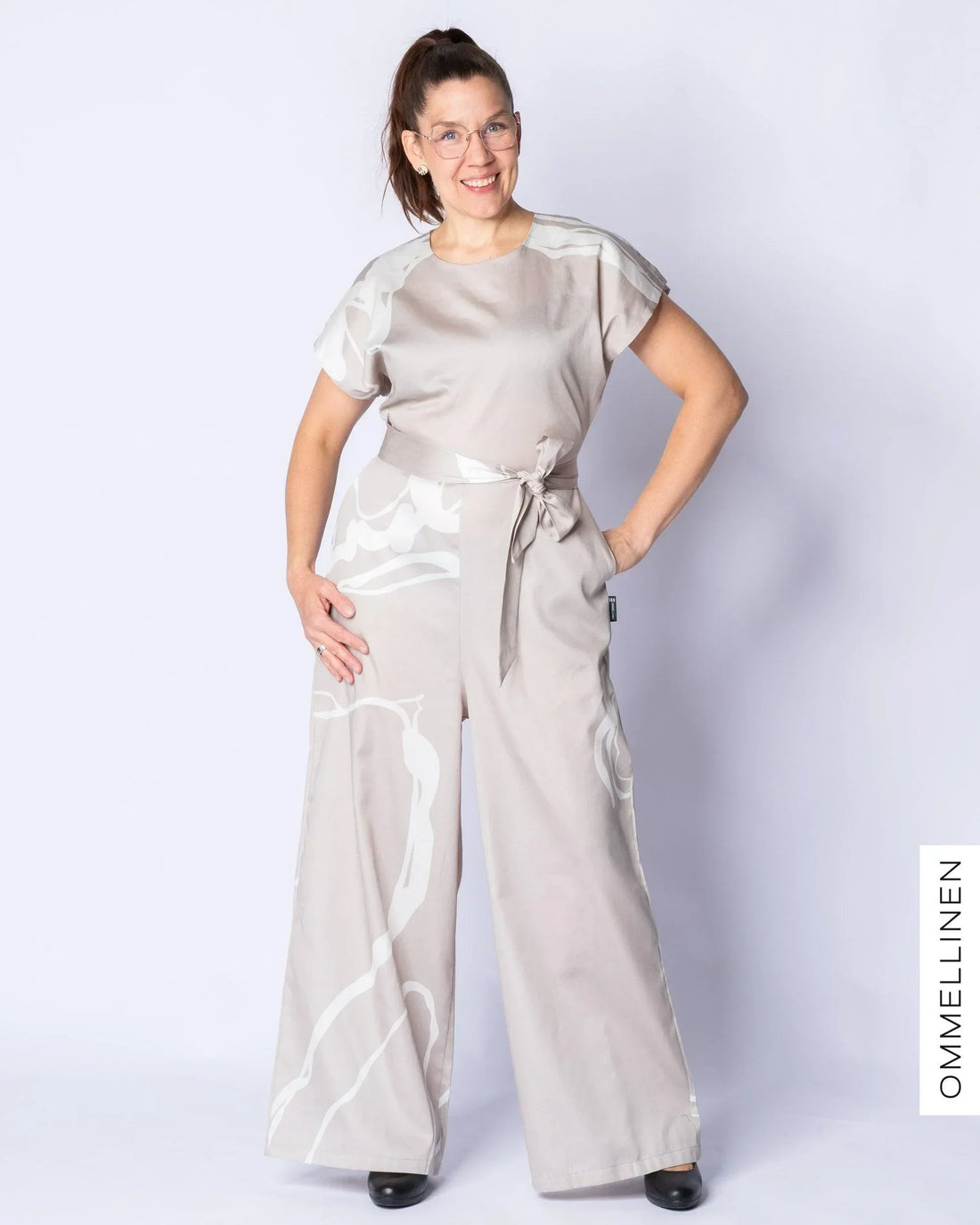 Pohjolan hirvi -haalari, beige - Ommellinen